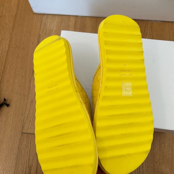 NWT By Far Ari Slip-on Slides Duckling Circular Croco Embossed Leather in Yellow - Picture 13 of 14